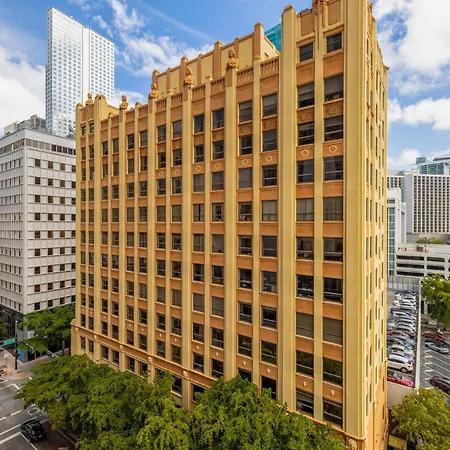Cozy Downtown Pad- Luxe Rooftop Pool Gym And More